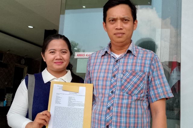 Merasa Dizolimi Dan Dicemarkan Nama Baiknya Melalui Status WhatsApp, Pasutri Ini Laporkan Lintah Darat Ke Polisi