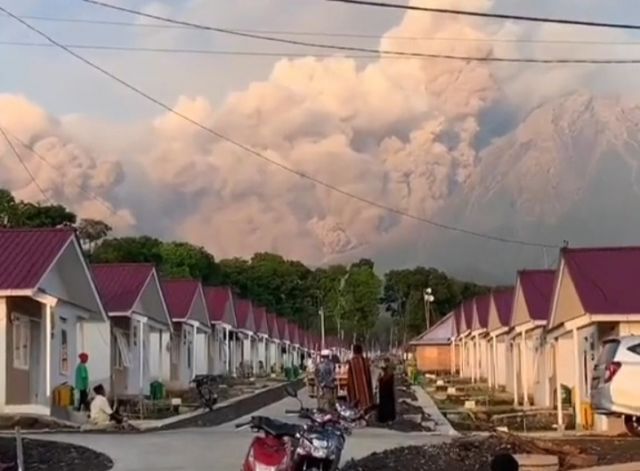 Semeru Erupsi, 1.979 Jiwa Mengungsi Di 11 Titik