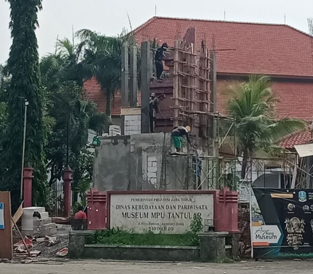 Pembangunan Renovasi Gapura Musium Satker Disbudpar Jatim, Pekerja Tak Dilengkapi K3 Dan Tak Diketahui Deadline Penyeleseian Pekerjaan