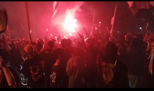 Ribuan Bonek-Bonita Penuhi Jalan Protokol Surabaya Dalam Anniversary Persebaya Surabaya Ke-96 Tahun