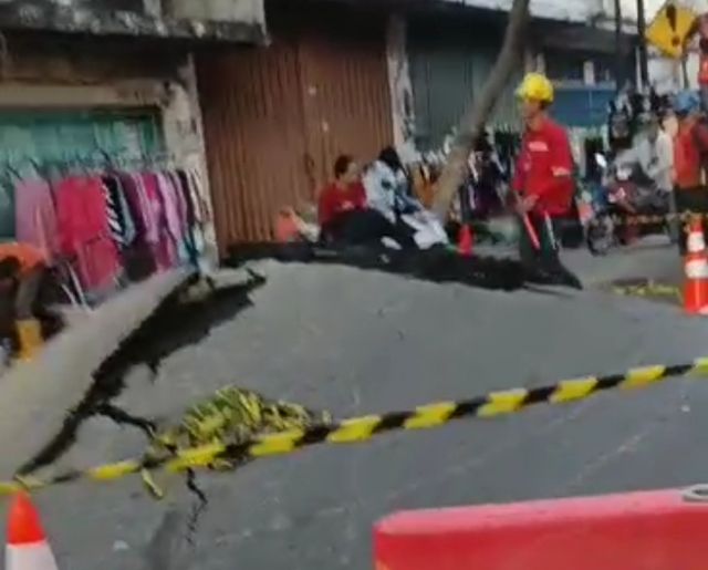 Gegara Ini Toh! Jalan Beraspal Di Pasar Kembang Surabaya Sampai Melembung Hingga Jebol