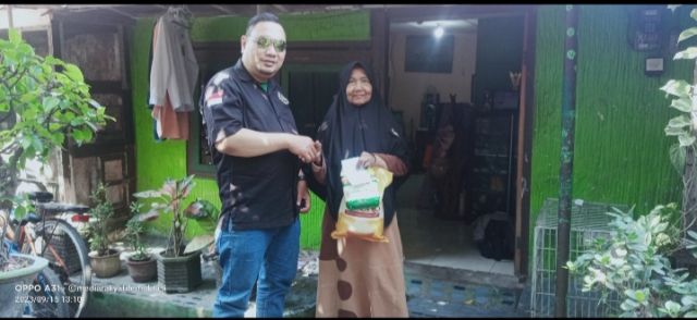 Jum'at Berkah, Santuni Yatim Dan Berbagi Beras Kepada Janda Seniman Kaum Marjinal Surabaya