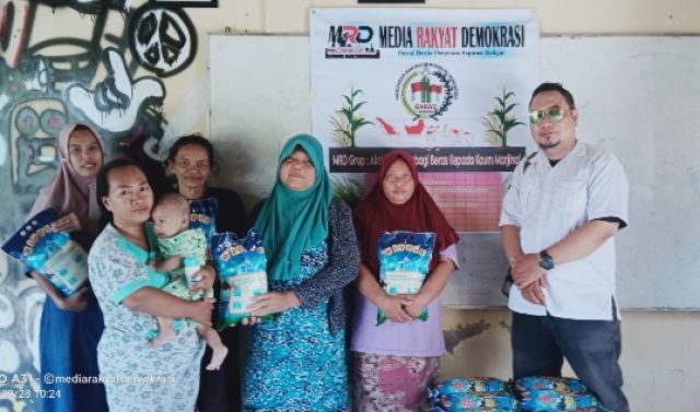 Aksi Sosial MRD Grup Berbagai Beras Kepada Penghuni Stren Kali Jagir Surabaya