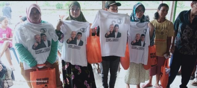 Sosialisasikan Program Ganjar-Mahfud, Relawan Arus Bawah Berdaulat Bagikan Sembako Ke Warga Stren Kali Jagir Surabaya