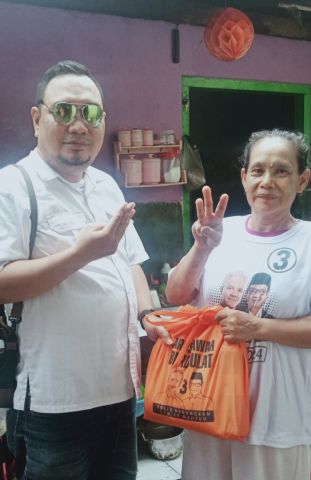 Menangkan Ganjar-Mahfud Di Jatim, Relawan AB2 Blusukan Serap Aspirasi Dan Bagikan Sembako Secara Door To Door 