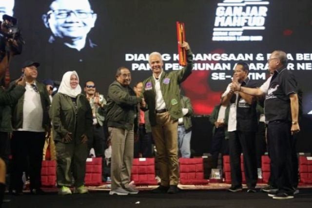 Di Surabaya, Ganjar Terima Tongkat Komando Dari 19 Jendral Purnawirawan Dan Ribuan Pensiunan Apartur Negara