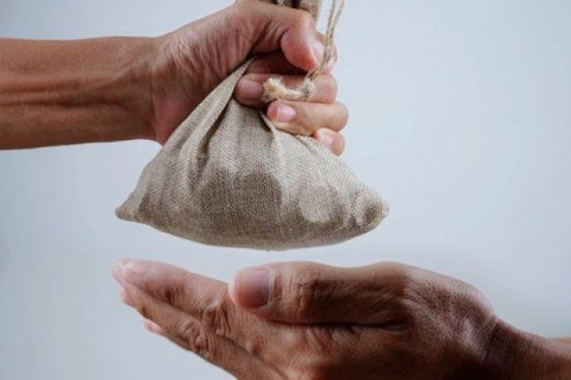 Arti Gharim Salah Satu Kelompok Yang Tidak Wajib Bayar Zakat Fitah