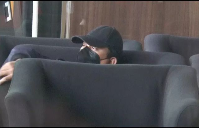 Gunakan Topi Hitam Dan Masker, Gus Mudhlor Akhirnya Penuhi Panggilan KPK