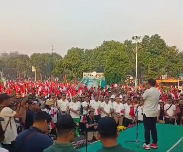 Peringati 1 Muharram 1446H, Ribuan Warga Jalan Sehat Bareng Pj Gubernur Jatim Adhy Karyono Di Masjid Al-Akbar Surabaya