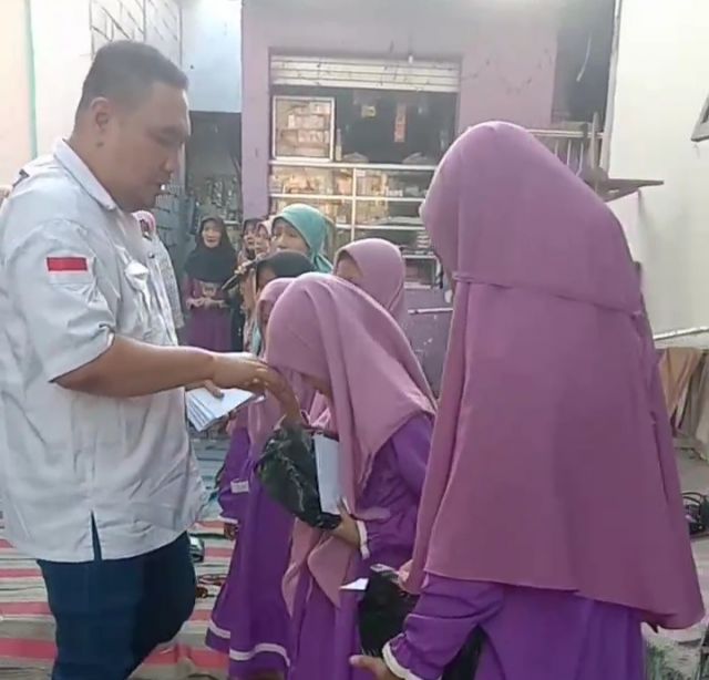 Berbagi Alat Tulis Sekolah Dan Santuni Janda Di Jum'at Berkah Tahun Baru Islam 1446H