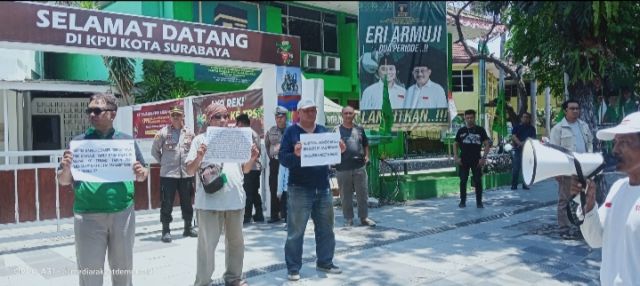 Massa Atasnamakan PAGAK Demo Kantor KPUD Surabaya, Singgung Penerima Dana Hibah Rp20Miliar Yang Kini Jadi Ketua Timses Er-Ji