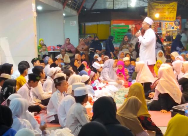 Momentum Bulan Suci Ramadan, DPAC FKPQ Surabaya Santuni Ratusan Anak Yatim Piatu Dari 35 TPQ Se Kecamatan Genteng Surabaya