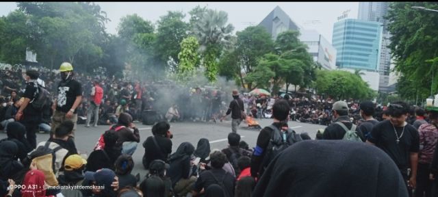Demo Tolak UU TNI Ricuh Di Surabaya, Sempat Terdengar Teriakan 'Ampuuun Pak!!' Saat Massa Aksi Diseret Petugas Berpakaian Sipil
