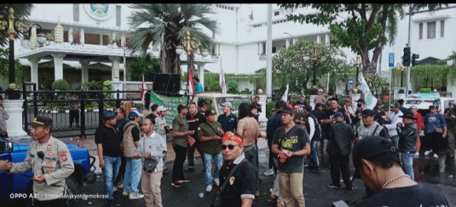 Tak Ditemui Pihak Pemprov Jatim Saat Aksi, Elemen Masyarakat Surabaya Kecam Gubernur Khofifah