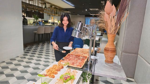 Kamis Malam Saatnya Waktu Indonesia Bersantai Di Palm Park Hotel Surabaya, Ada Sajian Tapas Harga Ekonomis Dan Live Musik