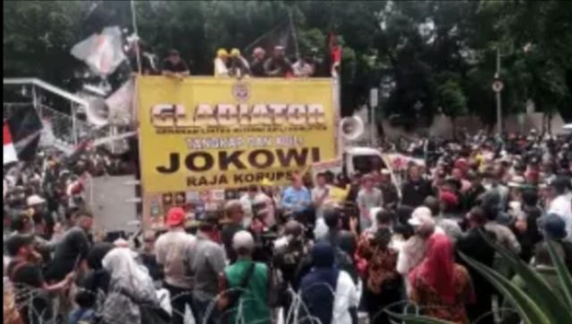 Ratusan Massa Dari Berbagai Kota Gruduk KPK, Minta Tangkap Dan Adili Jokowi
