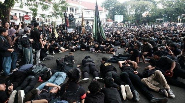 Ampun Pak!! Teriak Mahasiswa Di Malang Sambil Tiarap Dalam Aksi Demo 'Indonesia Gelap'