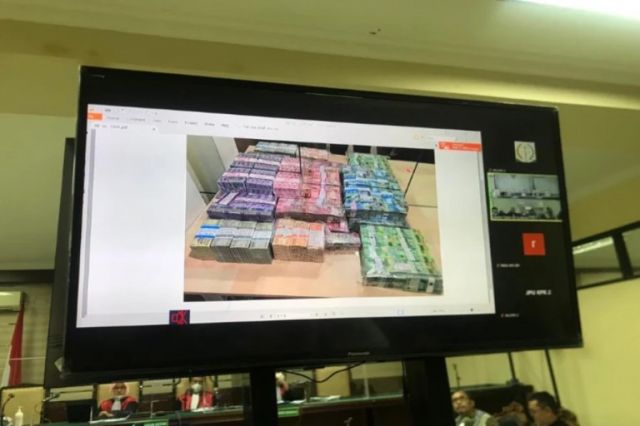 Lanjutan Sidang Fee Dana Hibah DPRD Jatim, Zaenal Afif Plegak-Pleguk Ditanya Soal Dana Rp 1,4 Miliar Yang Ditemukan KPK