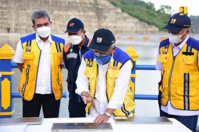 Tingkatkan Layanan Publik di Sulsel, Menteri Basuki Tandatangani 7 Prasasti Infrastruktur
