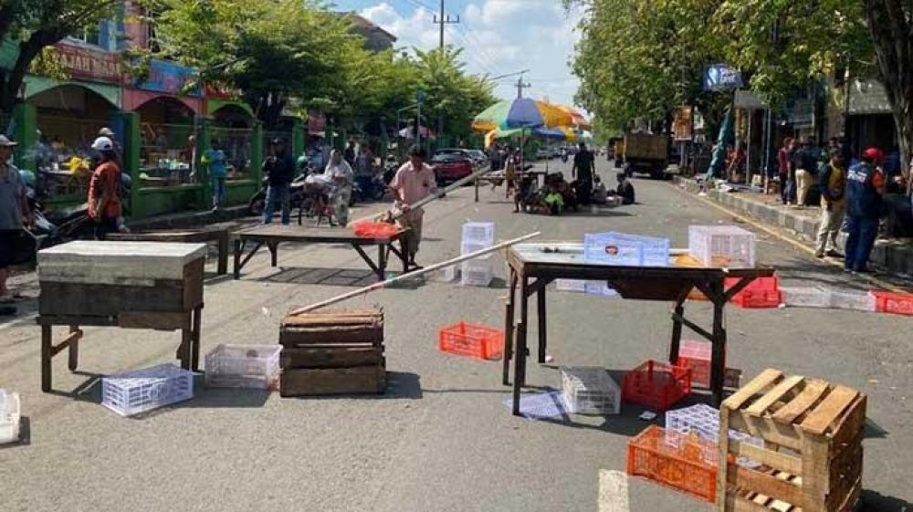 Sempat Terjadi Ketegangan, Pedagang Pasar Larangan Sidoarjo Lakukan Blokade Jalan