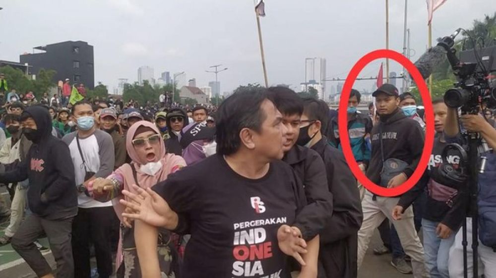 Pria Bertopi Ini Yang Diduga Pukul Ade Armando Dari Belakang