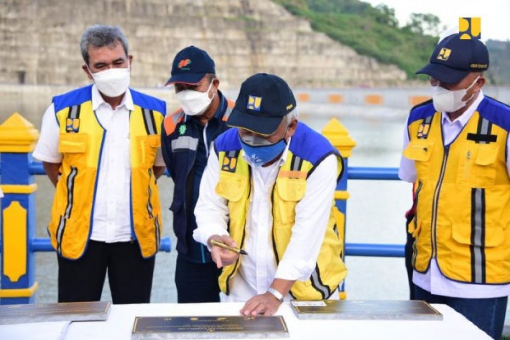 Tingkatkan Layanan Publik di Sulsel, Menteri Basuki Tandatangani 7 Prasasti Infrastruktur